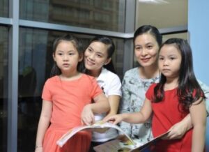 Chị Thu Giang, mẹ của Sĩ Khải (17 tuổi) và Minh Anh (5 tuổi)