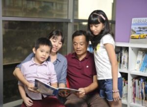 Phụ huynh hai bé Trần Anh Thu (11 tuổi) và Trần Quang Khải (6 tuổi)