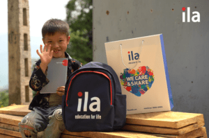 Học sinh vùng cao Hà Giang nhận quà từ ILA Việt Nam.