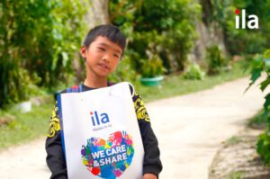 Cậu bé nghèo vùng cao băng rừng lội suối tìm con chữ