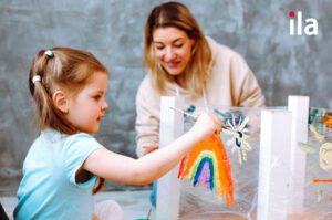 Bé học nói qua hoạt động.