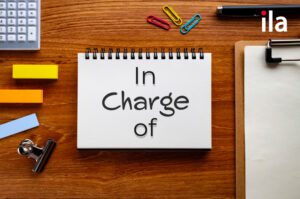 In charge of là gì? Định nghĩa, cấu trúc và cách dùng cụ thể