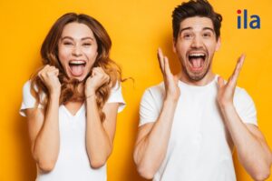 Fascinated đi với giới từ gì và cách phân biệt