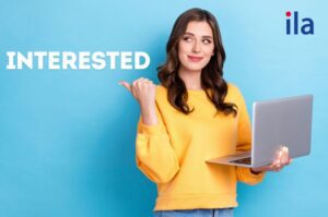 Interested đi với giới từ gì? Hiểu sao đơn giản dễ dùng
