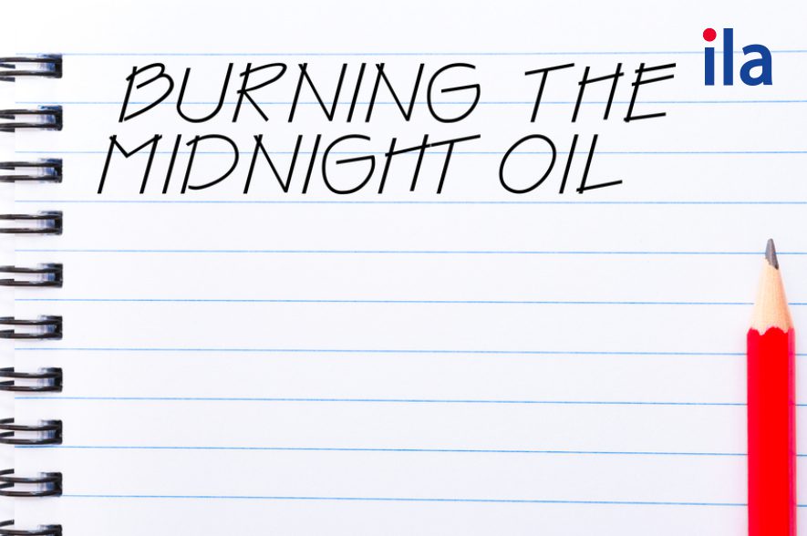 Burn the midnight oil là gì? Giải nghĩa thành ngữ thú vị