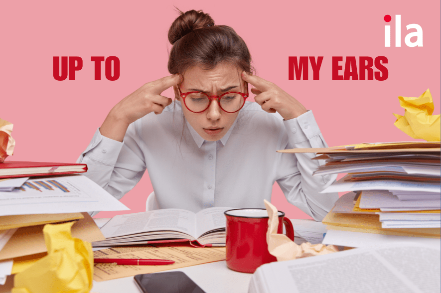 Up to my ears là gì? Cụm từ đồng nghĩa và trái nghĩa