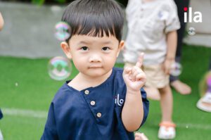 Bé đi nhà trẻ thời điểm nào là hợp lý? Ba mẹ cần chuẩn bị gì?