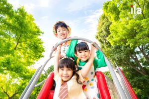 Trẻ em lớn lên giữa màn hình: Điều gì đang bị bỏ quên?