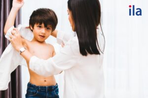 Dạy trẻ cách mặc quần áo đúng, rèn tính tự lập cho con