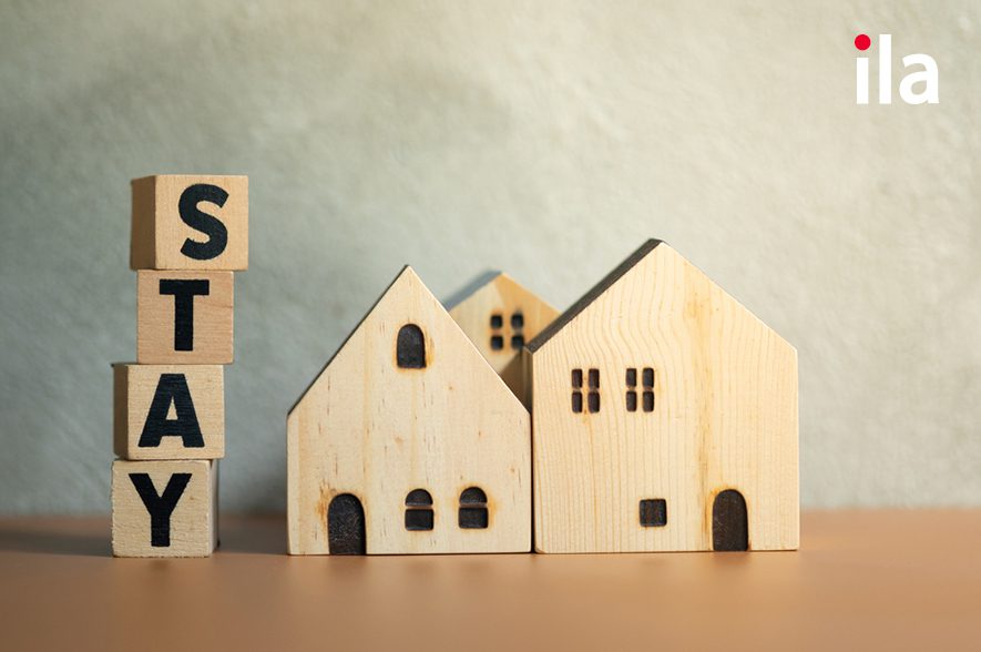 Stay đi với giới từ gì?