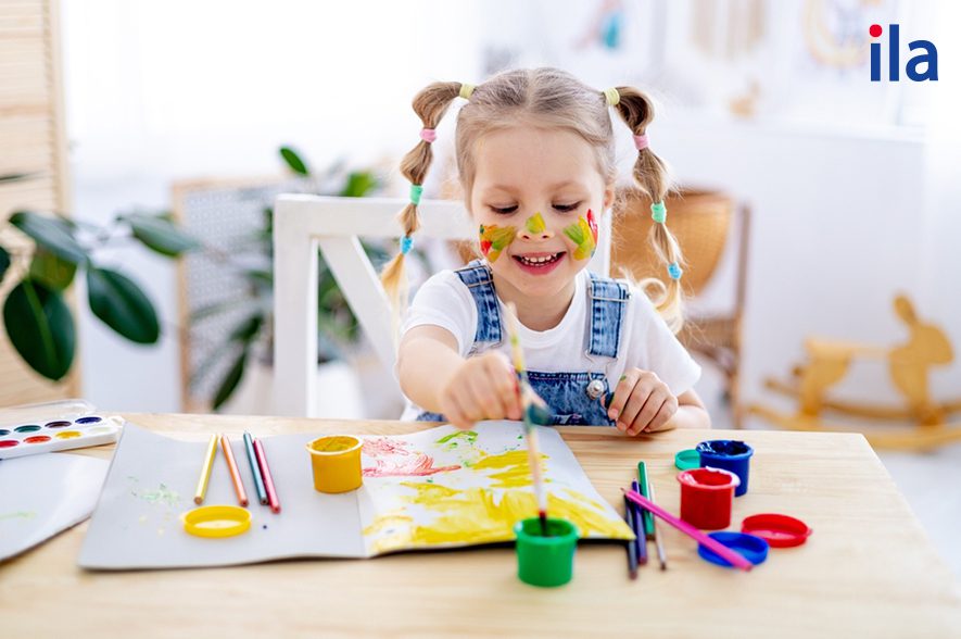 bé gái vẽ tranh 