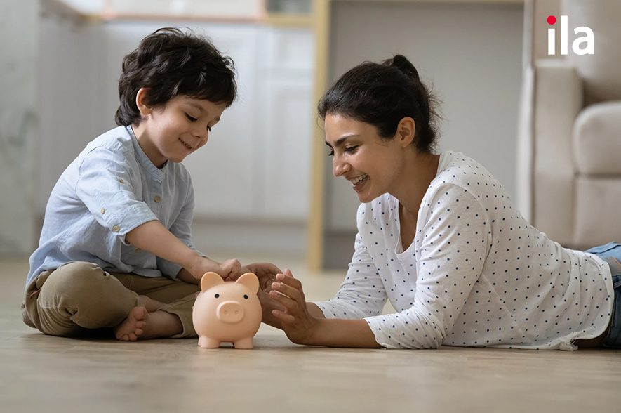Phụ huynh có thể bắt đầu giáo dục tài chính cho trẻ từ 4-5 tuổi, khi bé bắt đầu tò mò và nhận biết về tiền bạc