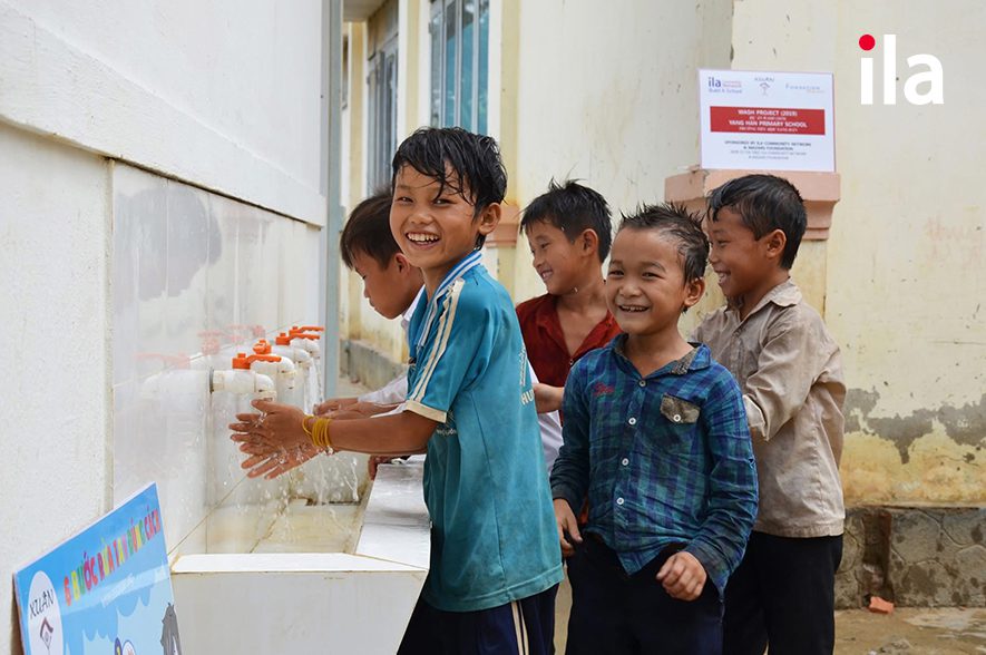 Học sinh Trường Tiểu học Tập Ngãi C rửa tay ở khu nhà vệ sinh mới xây