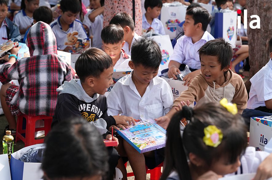 Học sinh trường Tiểu học Vĩnh Hải 4 nhận quà gồm balo, vở và bộ dụng cụ học tập