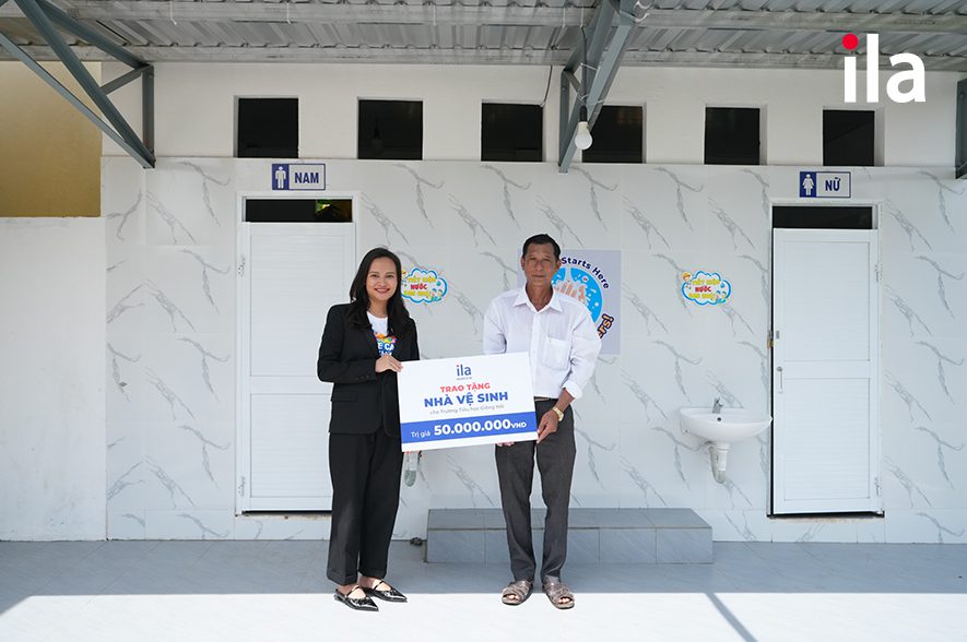 Đại diện ILA trao tặng công trình nhà vệ sinh sau nâng cấp