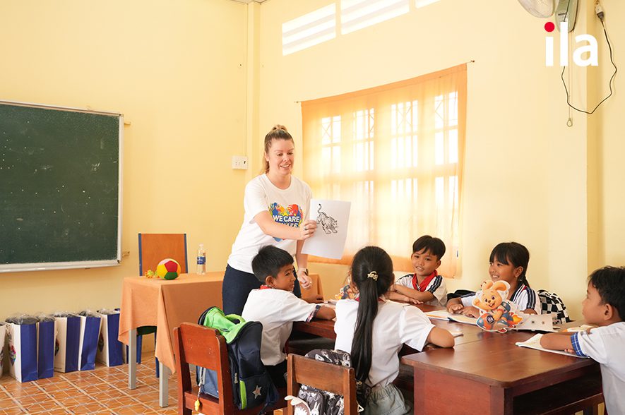 Giáo viên nước ngoài của ILA đang dạy tiếng Anh cho các em