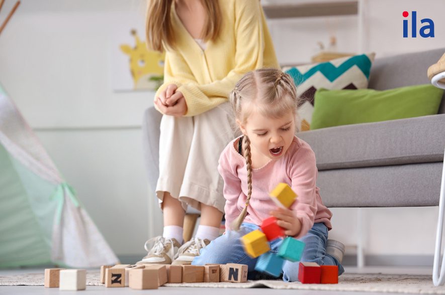 con ném đồ vì muốn được chú ý