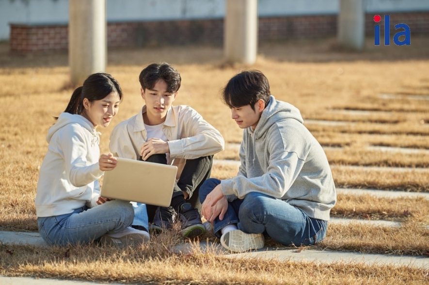 Bài tập 3 – Work in groups of three: Talk about your career choices