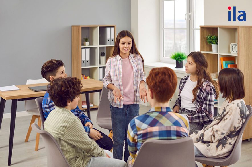 nhóm học sinh thảo luận 