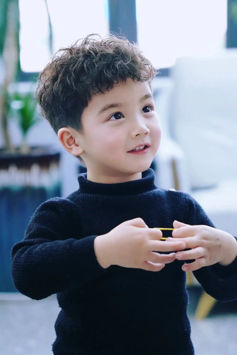 Các kiểu tóc cho bé trai 6 tuổi: Xoăn nhẹ, phong cách Hàn Quốc