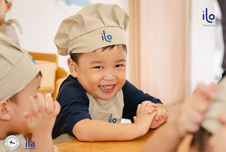 em bé ilo cười tươi 