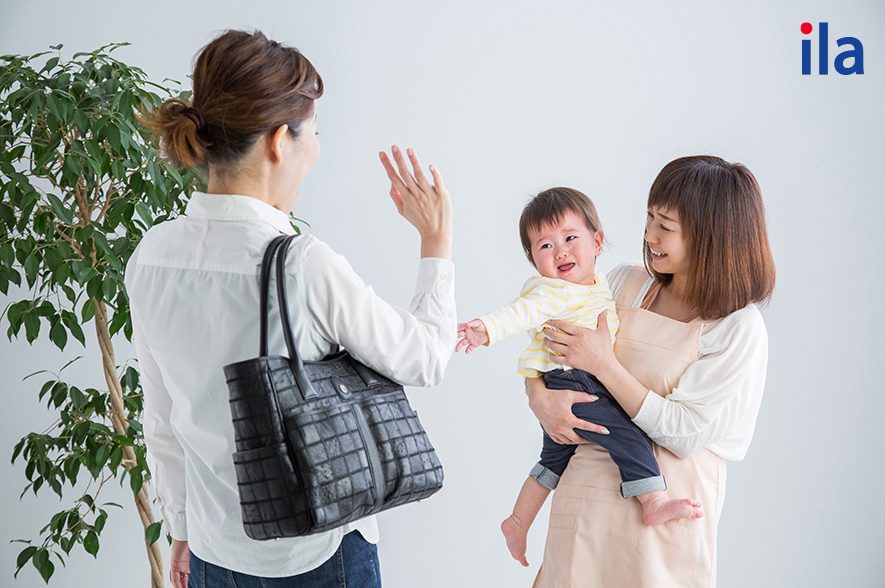 Kinh nghiệm ngày đầu cho bé đi nhà trẻ là mẹ chỉ nên chào tạm biệt con trong vài phút với thái độ dứt khoát sau đó ra về ngay.