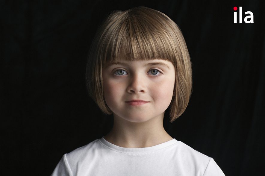 Tóc ngắn mái ngang cho bé gái