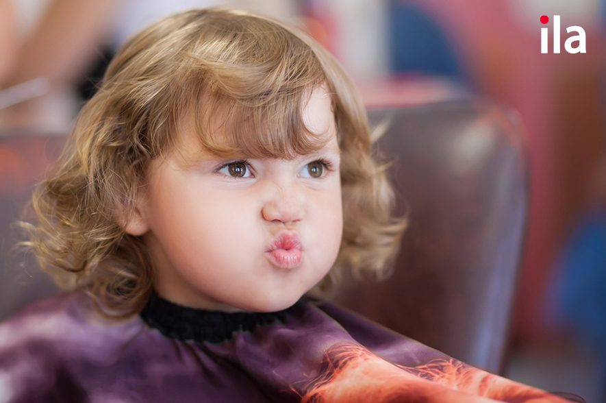 Tóc ngắn mái bằng uốn xoăn lọn nhỏ cho bé gái