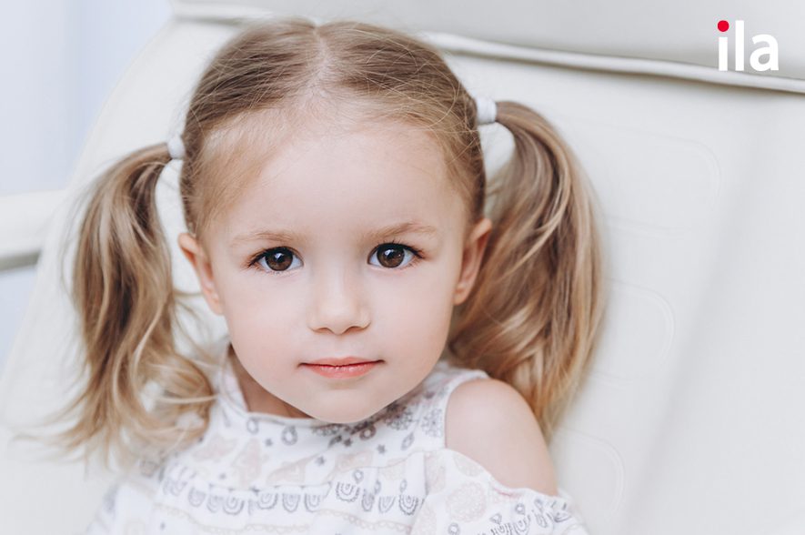 Kiểu tóc sừng trâu hai bên cho bé gái