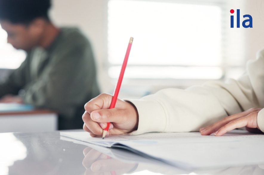 Rewrite the second sentence so that it has a similar meaning to the first.