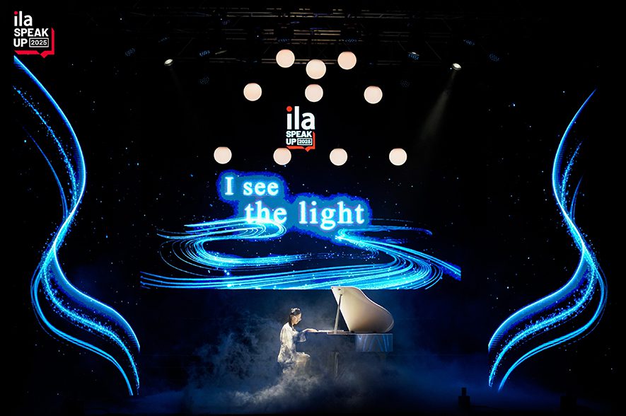 Thí sinh thể hiện tài năng piano tại Chung kết Speak Up 2025