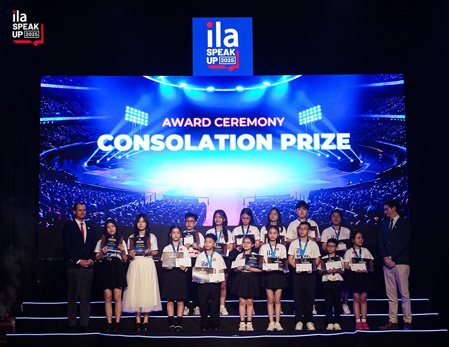 Đại diện ILA trao giải thưởng cho các thí sinh đạt giải khuyến khích tại Chung kết Speak Up 2025.