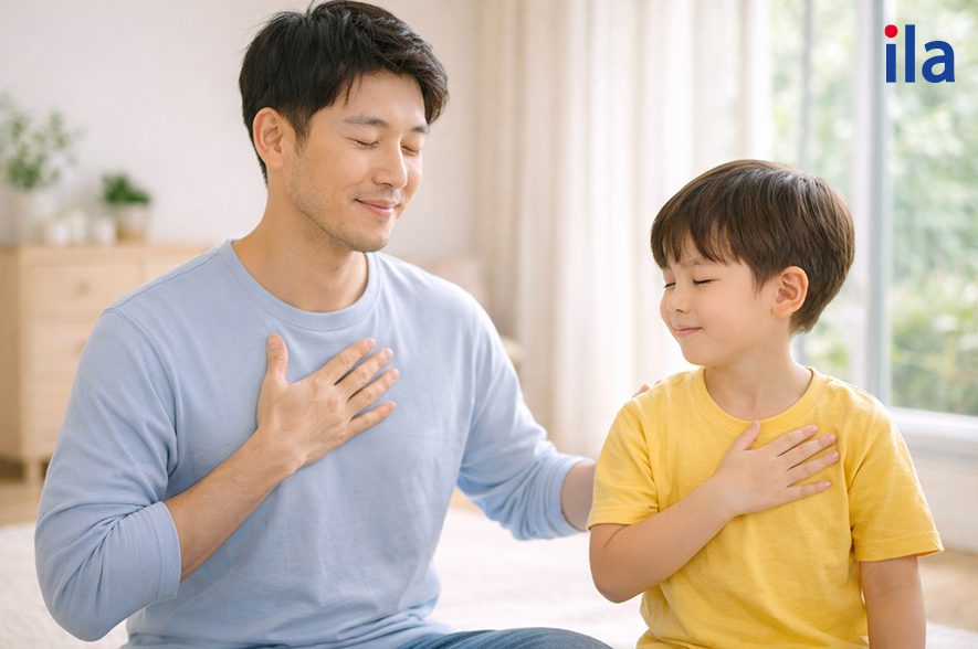 Hít thở sâu cùng con là kỹ năng đơn giản nhưng hiệu quả giúp trẻ học cách kiểm soát cảm xúc thay vì phản ứng bằng bạo lực.