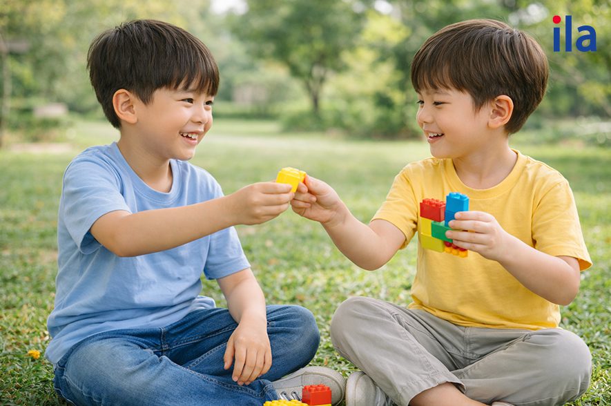 Khi được hướng dẫn đúng cách, trẻ có thể hòa giải, chia sẻ và tiếp tục chơi cùng nhau trong sự tôn trọng và vui vẻ.