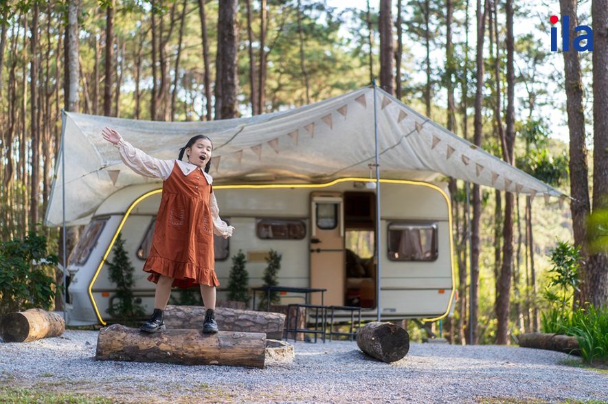 Chọn khu vực cắm trại bằng phẳng, thoáng mát và tránh xa ao hồ, vật sắc nhọn.