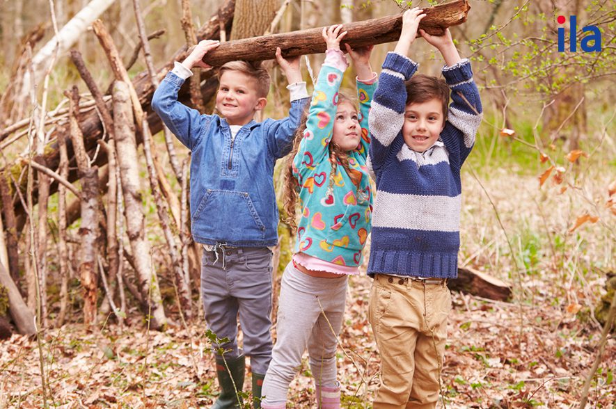 trẻ học giữa thiên nhiên