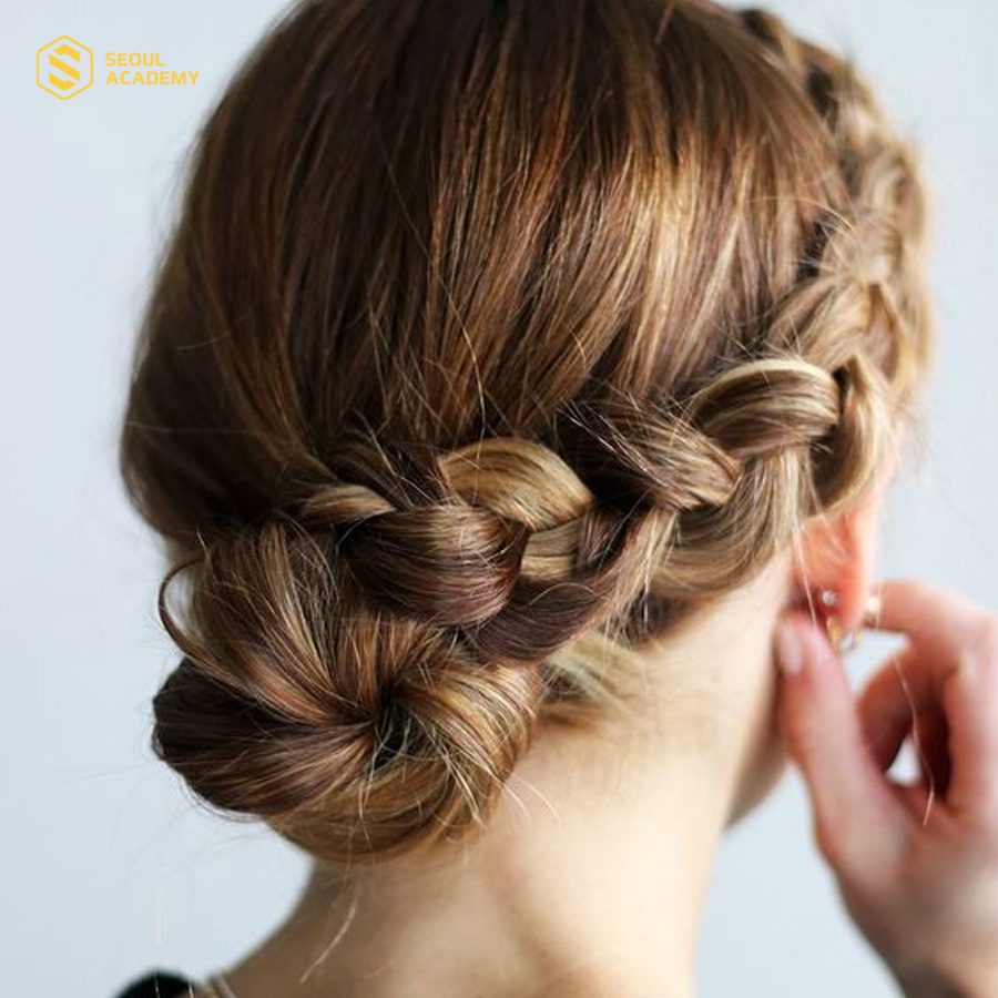 Tóc búi kết hợp tết tóc mai