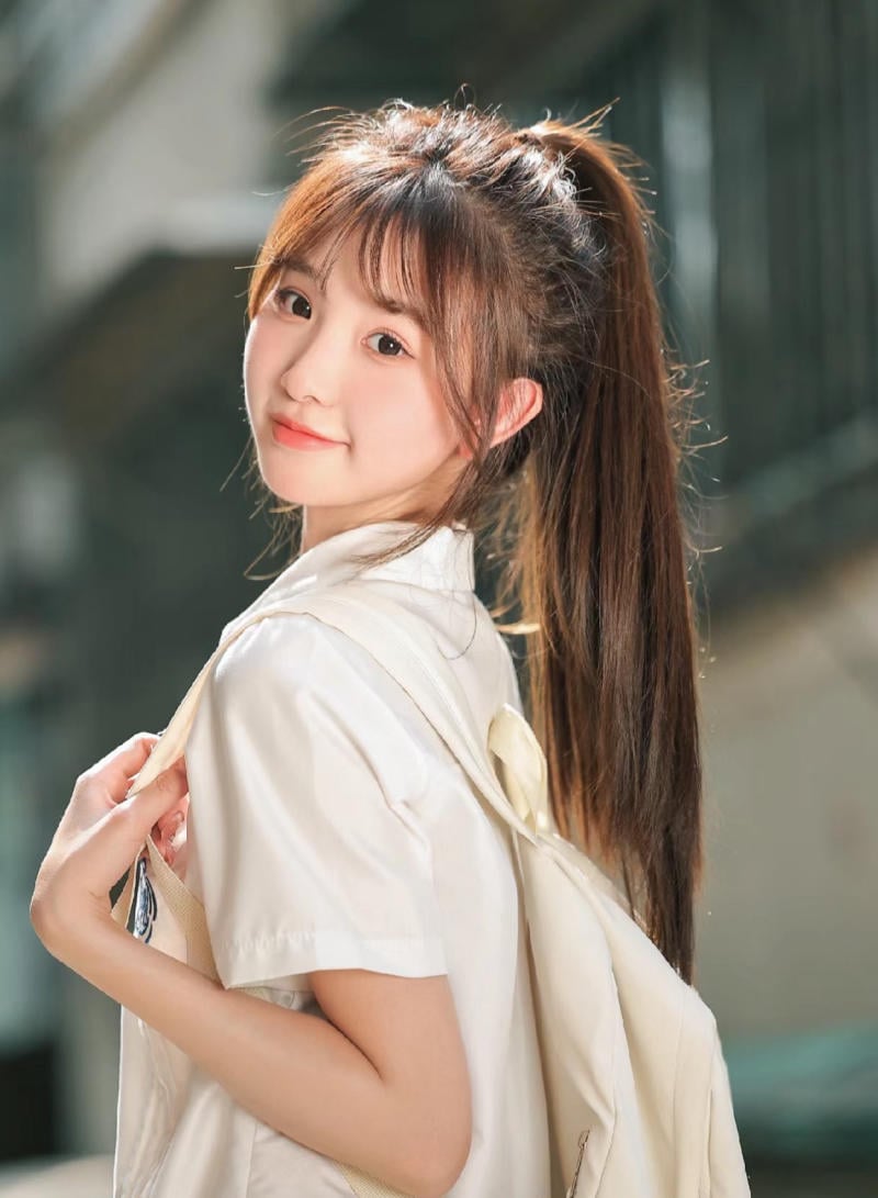 Tóc buộc đuôi ngựa mái thưa dễ thương