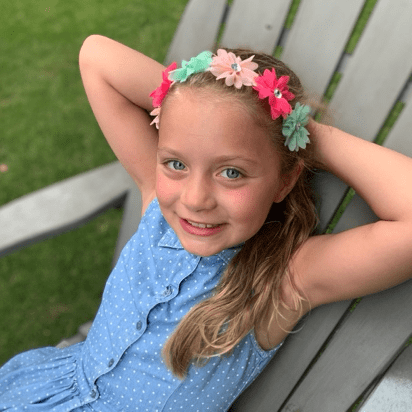 Tóc đuôi ngựa thấp đơn giản cho bé gái 5 tuổi