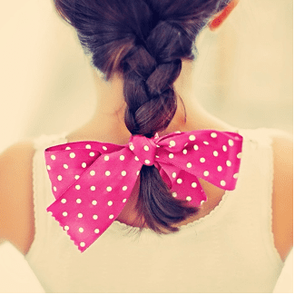 Kiểu tóc cho bé gái 7 tuổi: Tóc tết nơ to bản