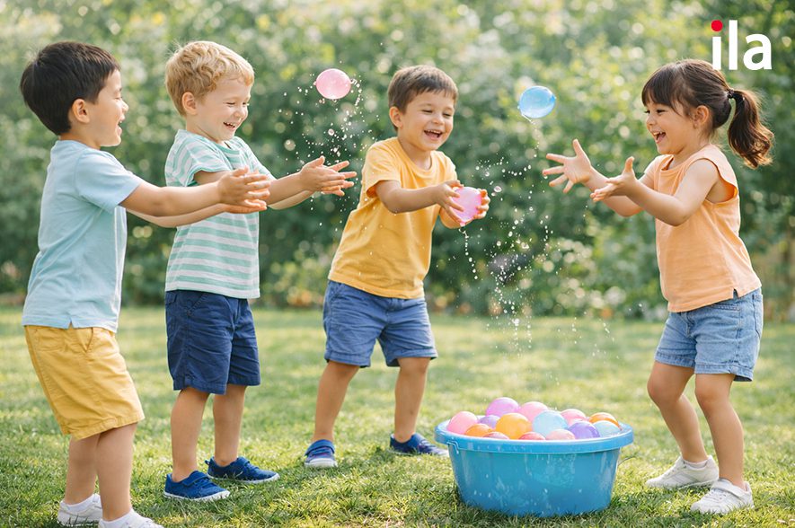 Thổi bong bóng nước, trò chơi cho trẻ nghỉ hè vô cùng phổ biến