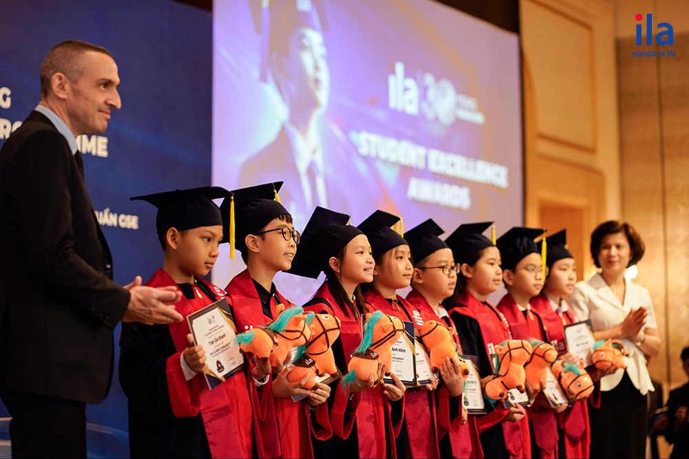 Học sinh nhận bằng khen và học bổng.