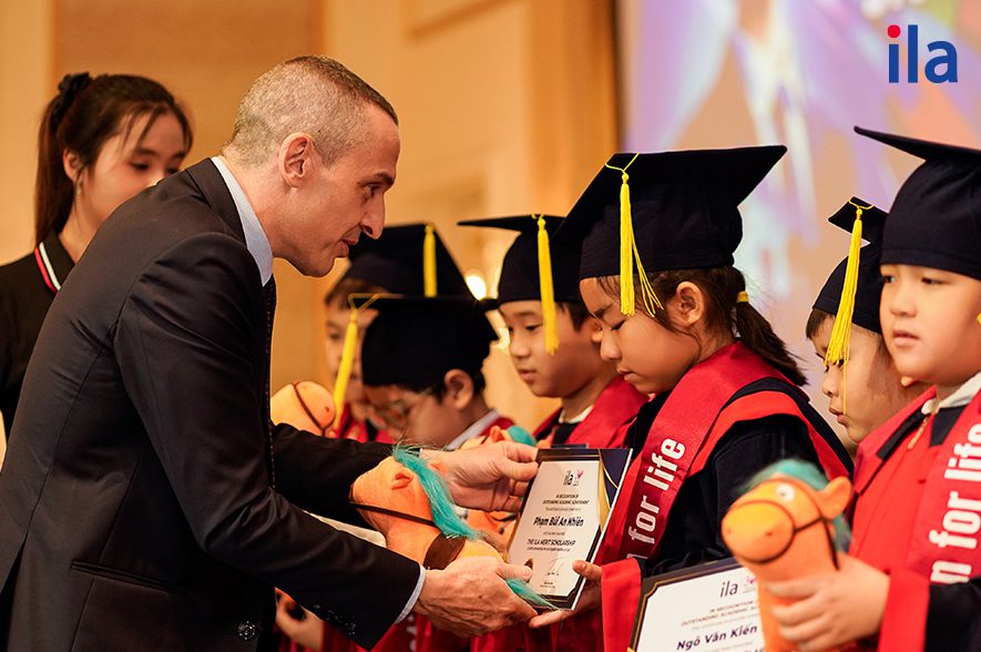 Ông Jonathan Bird, Giám đốc Đào tạo ILA Việt Nam, trao chứng nhận và học bổng cho học sinh đạt thành tích cao 3 khóa học liên tiếp.