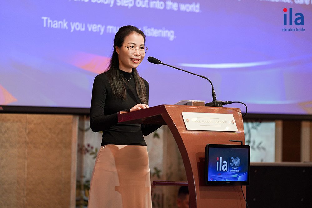 Chị Hồng Phúc, phụ huynh em Long Phúc Bình Minh, phát biểu tại sự kiện.