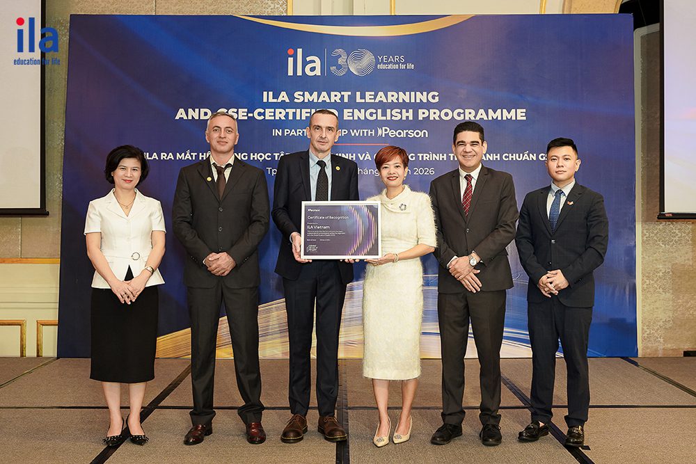 Đại diện Pearson trao chứng nhận Global Scale of English (GSE) cho ILA Việt Nam.