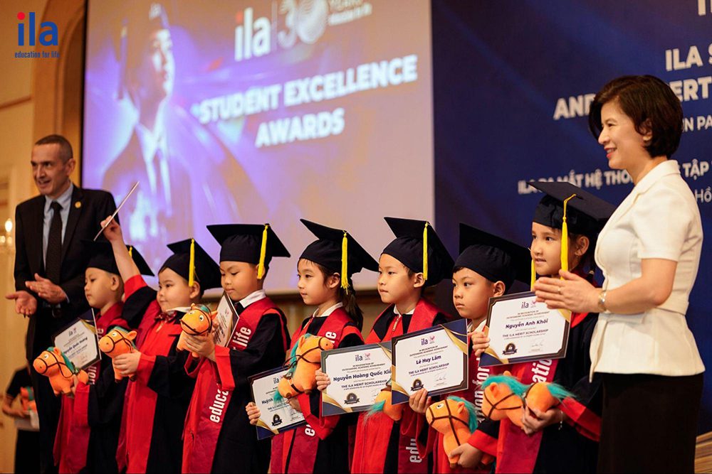 Vinh danh học sinh đạt điểm tối đa trong 3 khóa học liên tiếp.