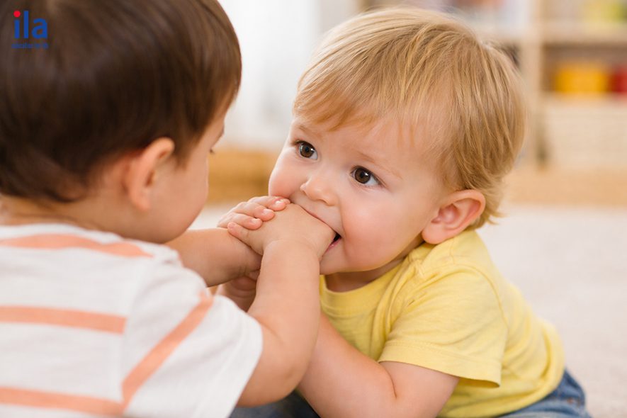 Trẻ nhỏ có thể cắn hoặc đánh bạn do chưa kiểm soát được cảm xúc, đây là hành vi thường gặp ở giai đoạn đầu đời.