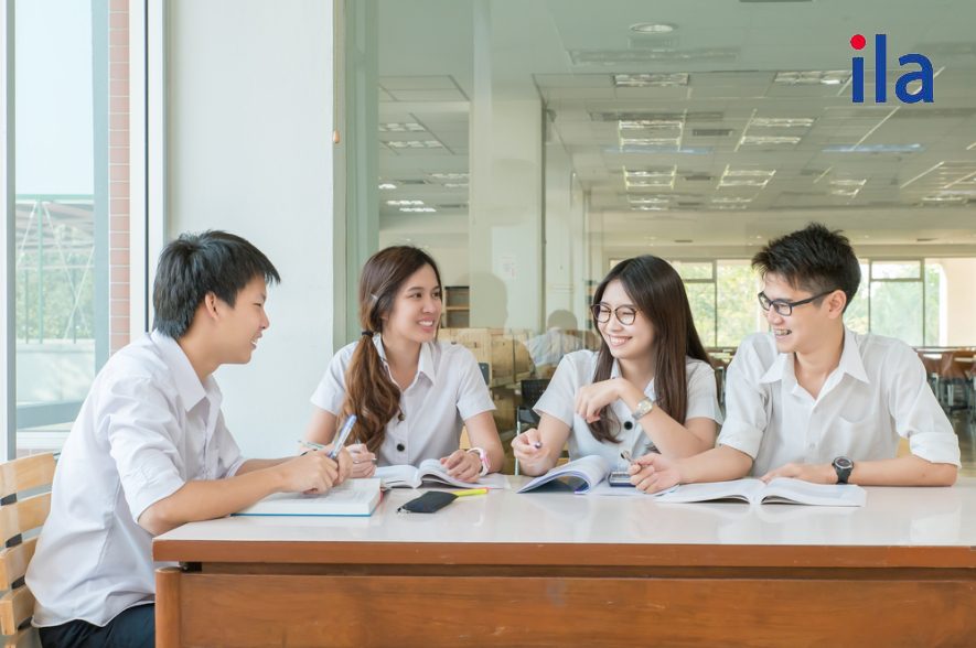 Everyday English: Interrupting politely là gì?