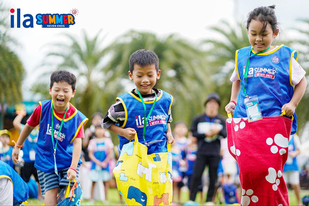 “Cha mẹ trực thăng” học cách buông tay để con bay xa